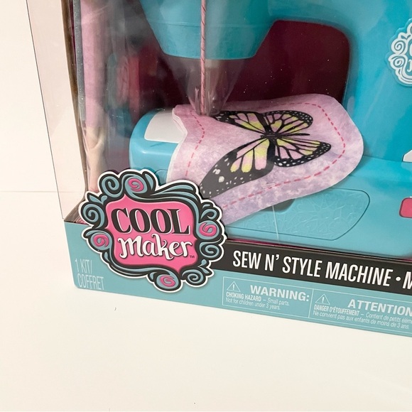 Cool Maker - Deluxe Sew N Style Sewing Machine with Pom Pom Maker Attachment - Picture 5 of 16